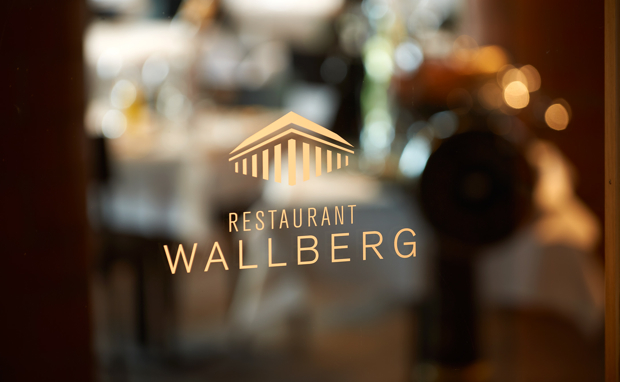 Das Logo des Wallberg Restaurants auf der Glastür